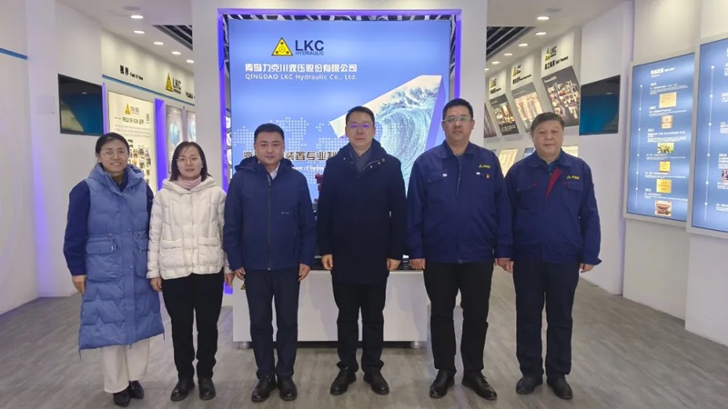 1735520375150289.jpg 高新區(qū)工委委員、管委副主任張建軍一行蒞臨青島力克川液壓股份有限公司調(diào)研指導(dǎo)1.jpg